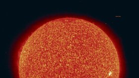 2009 - Letos v dubnu přišli vědci na to, že sluneční aktivita je nejnižší za sto let. Na jeho povrchu probíhá méně slunečních erupcí. Není jasné, proč se tak děje, ani to, kdy se jeho aktivita zase zvýší.