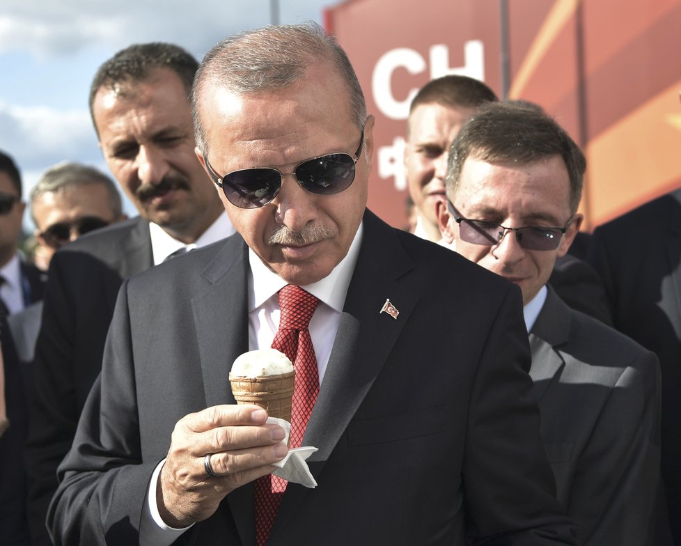 Ruský prezident Vladimir Putin koupil svému tureckému protějšku zmrzlinu. Její prodejkyně vzbudila pochyby.