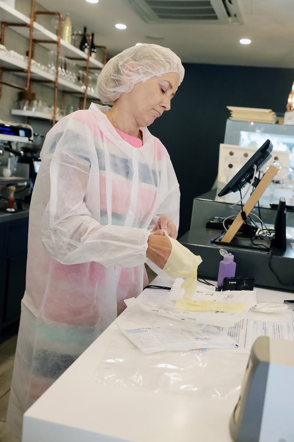 Inspektoři SZPI odebrali vzorky zmrzliny a ledu v cukrárně v centru Prahy. Výsledky testů jsou dlouhodobě neuspokojivé
