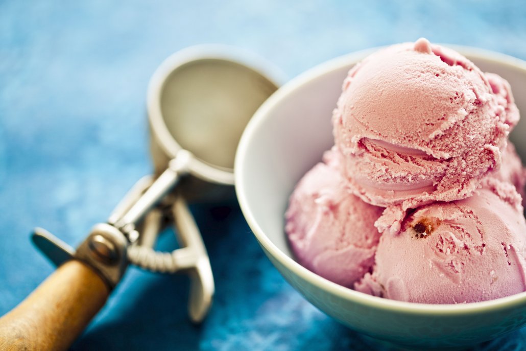 Jahodovou zmrzlinu dobře dochutí i javorový sirup