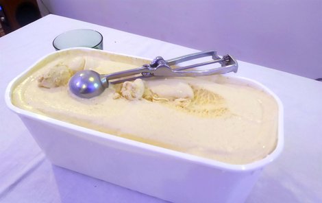 Maxijedlík se popral s pětilitrovou vaničkou vanilkové zmrzliny.