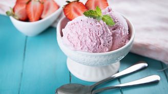 Pravé letní osvěžení: Připravte si domácí jahodovou zmrzlinu