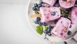 Jogurtová zmrzlina bude skvělá i s borůvkami. Pokud nemáte tvořítko na nanuky, dobře poslouží i malé kelímky. V polovině mražení zapíchněte do zmrzliny dřívko