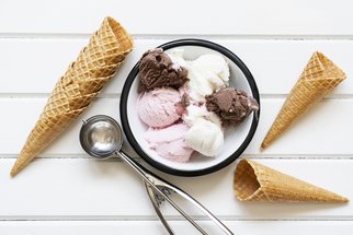 Zmrzlina, kterou připravíte jen v sáčku: Geniální vynález na chatu, když udeří letní vedra