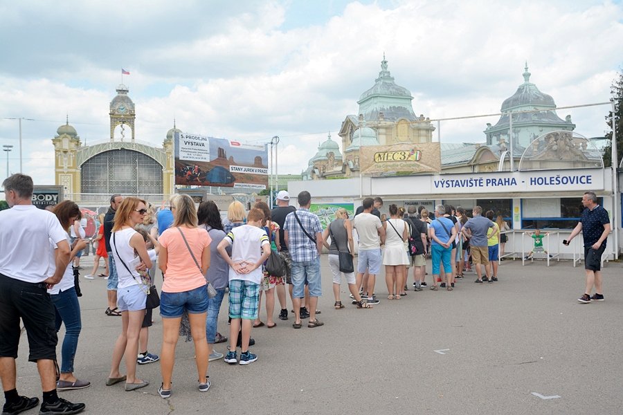 Lidé stáli i 30 minut, aby si koupili lístek