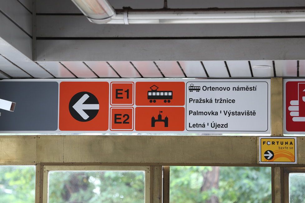 Stanice metra Nádraží Holešovice.