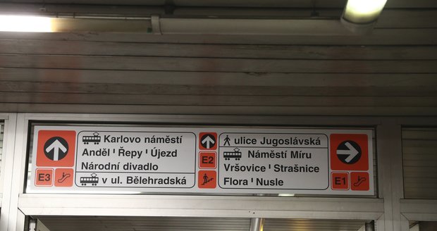 Takhle teď vypadá značení na I. P. Pavlova, z exitu 1 se vystoupí i k zastávce tramvají jedoucích do Nuslí.