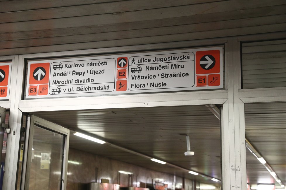 Takhle teď vypadá značení na I. P. Pavlova, z exitu 1 se vystoupí i k zastávce tramvají jedoucích do Nuslí.