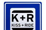 Brno chce u 25 škol umístit značku Kiss and Ride. Rodičům školáků umožní zastavit u nich s autem a rozloučit se s dítětem. Pak musí ale hned odjet.