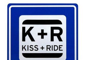 Brno chce u 25 škol umístit značku Kiss and Ride. Rodičům školáků umožní zastavit u nich s autem a rozloučit se s dítětem. Pak musí ale hned odjet.