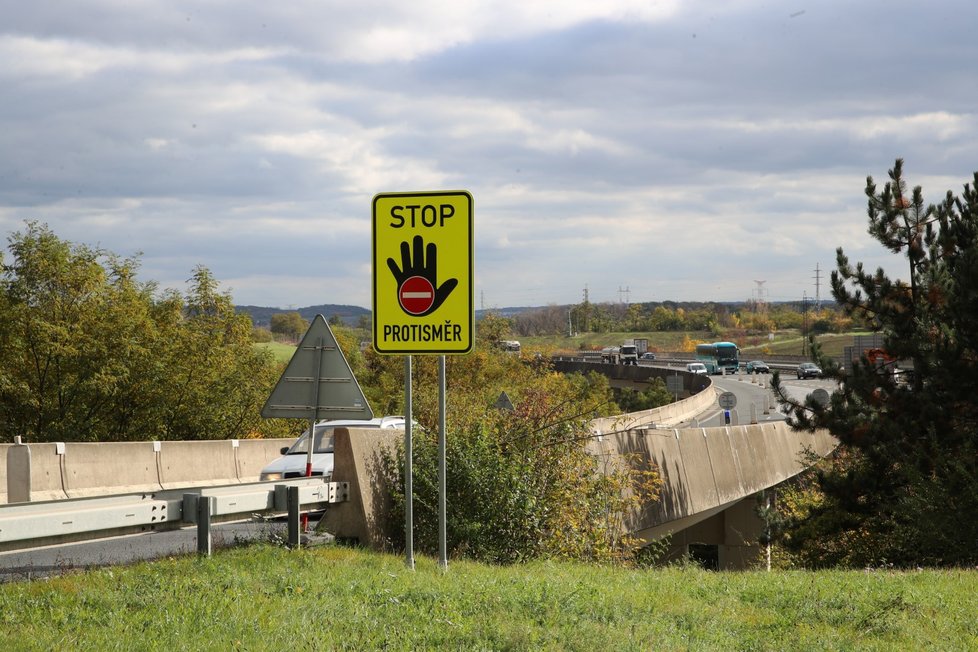 Značka, která by měla řidiče upozornit na to, že vjeli do protisměru.