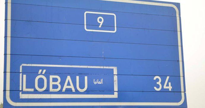 Vtipálci upravili směrové dopravní značky na severu Čech. Na cedulích, které řidiče navádí do německého příhraničí, přidali nápisy v arabštině.