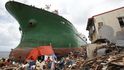 Značné škody napáchaly lodě, které tajfun vyplavil na pobřeží