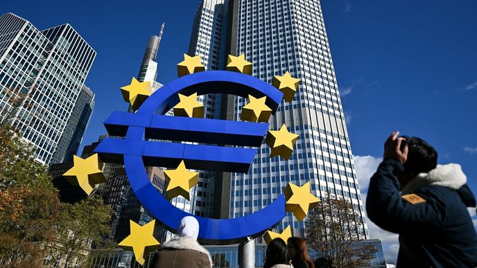 Znak eura je vyobrazen před budovou bývalé Evropské centrální banky (ECB) ve Frankfurtu nad Mohanem. Znak eura je vyobrazen před budovou bývalé Evropské centrální banky (ECB) ve Frankfurtu nad Mohanem.