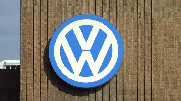 Znak Volkswagenu na známé tepelné elektrárně ve Wolfsburgu