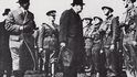 ÚNOR 1941 Winston Churchill na návštěvě československé brigády v Británii (na snímku vlevo Edvard Beneš)