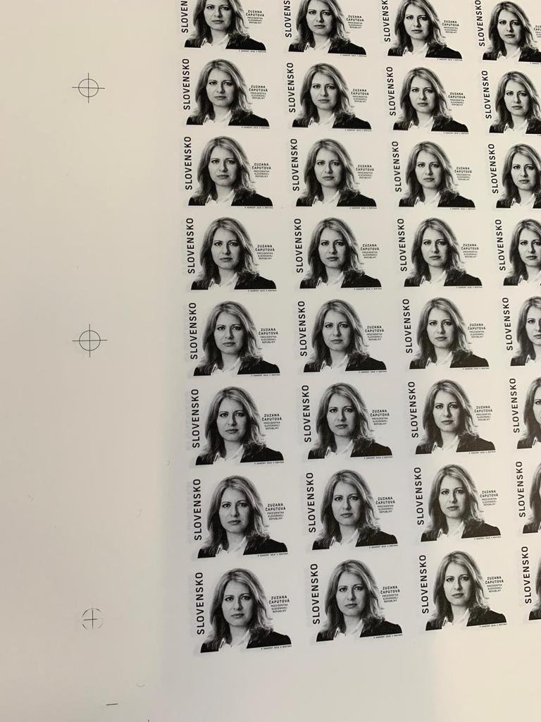 Na nové slovenské poštovní známce není jen jméno Zuzany Čaputové, ale také jejího partnera Petera Konečného. Právě on je totiž autorem podobizny nové prezidentky