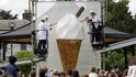 Známý šéfkuchař Heston Blumenthal pracuje v Gloucesteru na největším kornoutu zmrzliny na světě