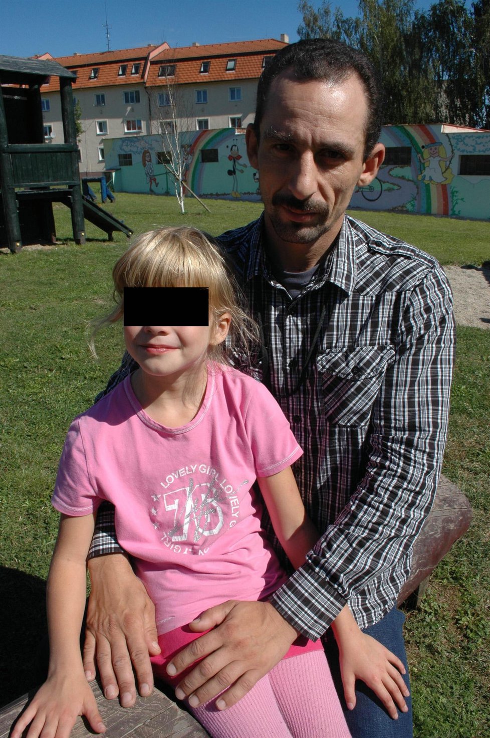 Zuzana (6) se svým tatínkem, který ji chce získat zpět do své péče