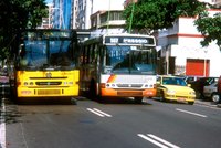 Zfetovaný útočník s pistolí znásilňoval v jedoucím autobusu ženu celou půlhodinu!