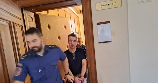 Eskorta vede Romana Martince (51) ze soudní síně Krajského soudu v Brně. Znásilňovač dvou žen vyfasoval tři roky vězení.