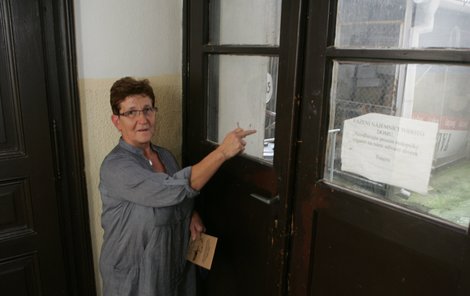 Důchodkyně Naďa Štiková ukazuje přes dveře na dvorek, kde se odehrál hrůzný sexuální zločin.