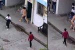 Nahý učitel se v Číně pokusil znásilnit žačku na školním dvoře.