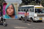 Dva muži v jedoucím autobuse znásilnili mladou matku. Činu přihlížela její dcera.