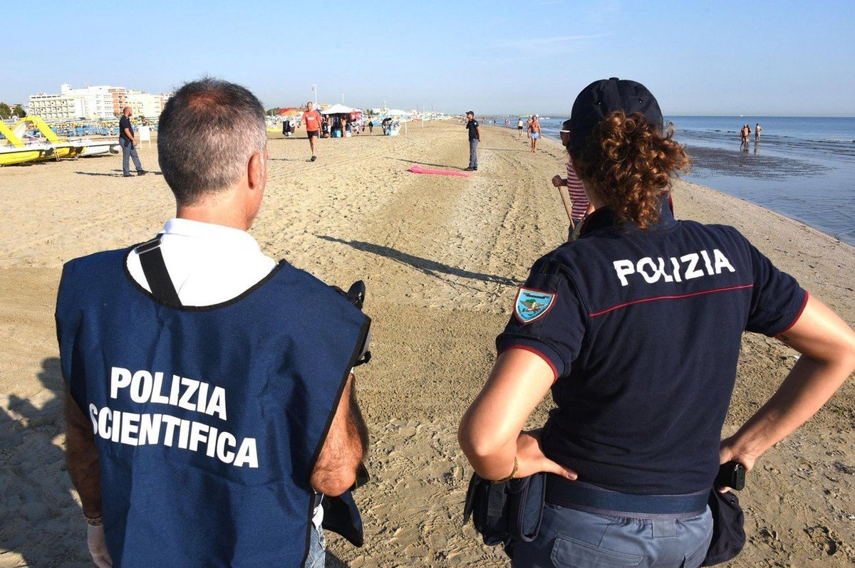 Policisté na místě, kde k přepadení došlo.