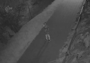 Kamera poblíž místa činu zachytila muže, policisté by rádi měli jeho svědectví.