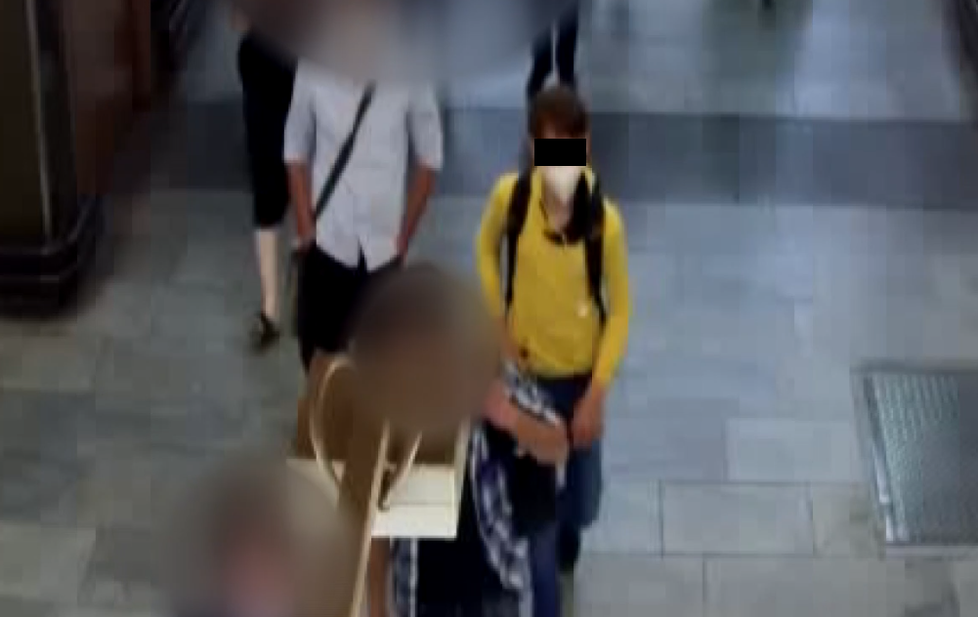 Muž se v metru pokusil znásilnit dívku. (6. září 2021)
