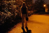 Strach v Mariánských Lázních: Mladou ženu brutálně znásilnili v parku!