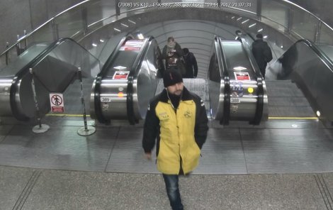 Podezřelého zachytily kamery v metru.