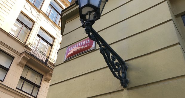 Ke znásilnění mělo dojít v Náprstkově ulici v místním hostelu.