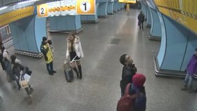 Znásilňovač z výtahu: Policie v Praze pátrá po úchylovi ve výrazné bundě, od oběti to schytal pepřákem.