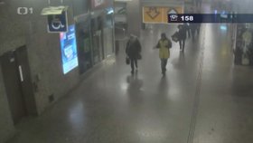 Znásilňovač z výtahu: Policie v Praze pátrá po úchylovi ve výrazné bundě, od oběti to schytal pepřákem.