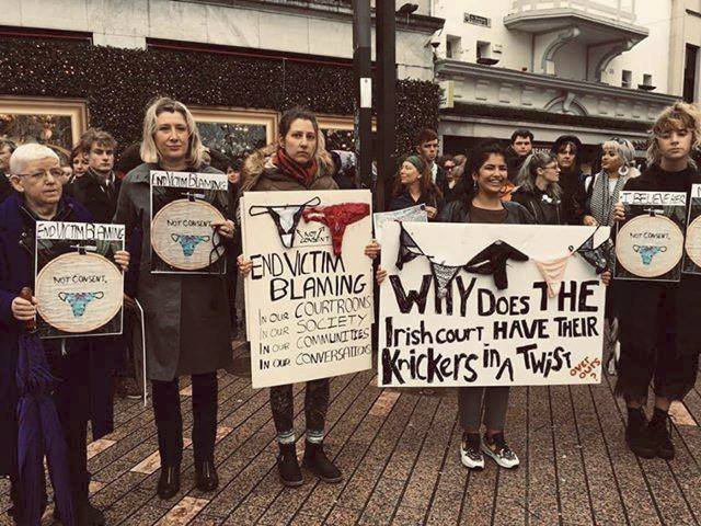 Kontroverzní rozsudek v případu údajného znásilnění vyvolal řadu protestů po celém světě