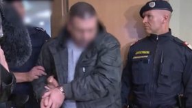 Policie přivádí irácké migranty k soudu. Jsou obviněni z hromadného znásilnění německé učitelky na Nový rok.