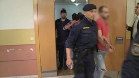 Policie přivádí irácké migranty k soudu. Jsou obviněni z hromadného znásilnění německé učitelky na Silvestra 2015.