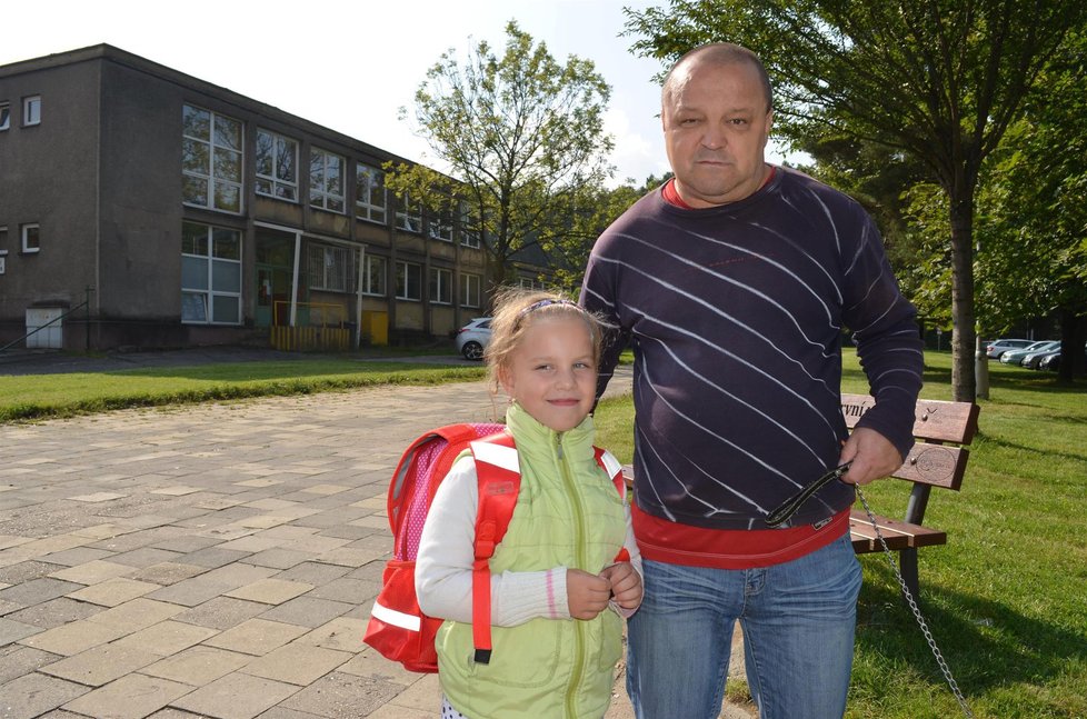 Tatínek Roman Stonavský s malou Sárou, kterou ze školy raději přišel osobně vyzvednout.