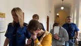 Polák s přítelkyní znásilnil na pikniku v Plzni Řekyni: Odsedí si 6 a 5,5 let a musí z Česka
