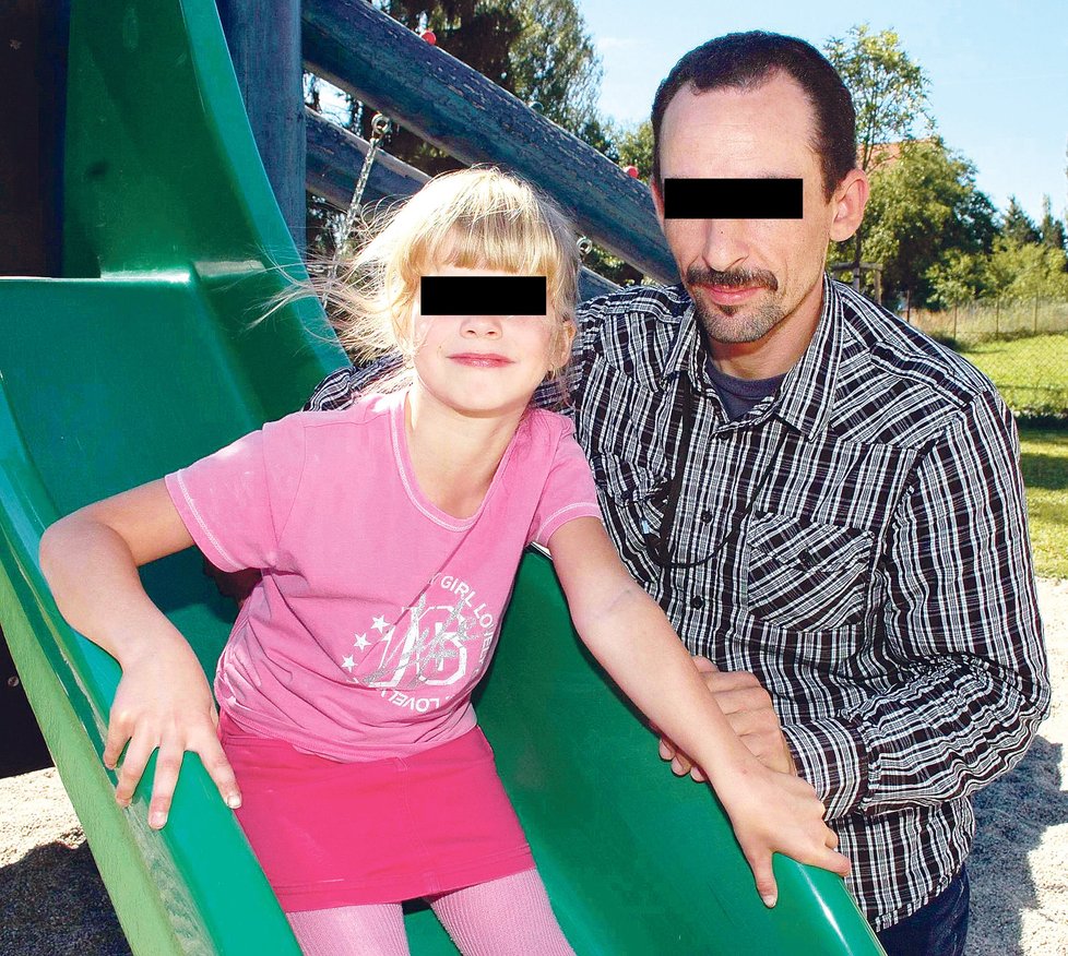 Znásilněná Zuzanka s tatínkem Pavlem N. Nebýt jeho a vychovatele, tak se otřesný případ možná zametl pod koberec