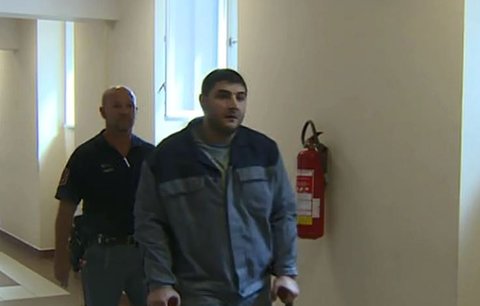 Pedofil kreslil u soudu v Hradci penis spoluvězně. Ten pak dostal za znásilnění 8 let!