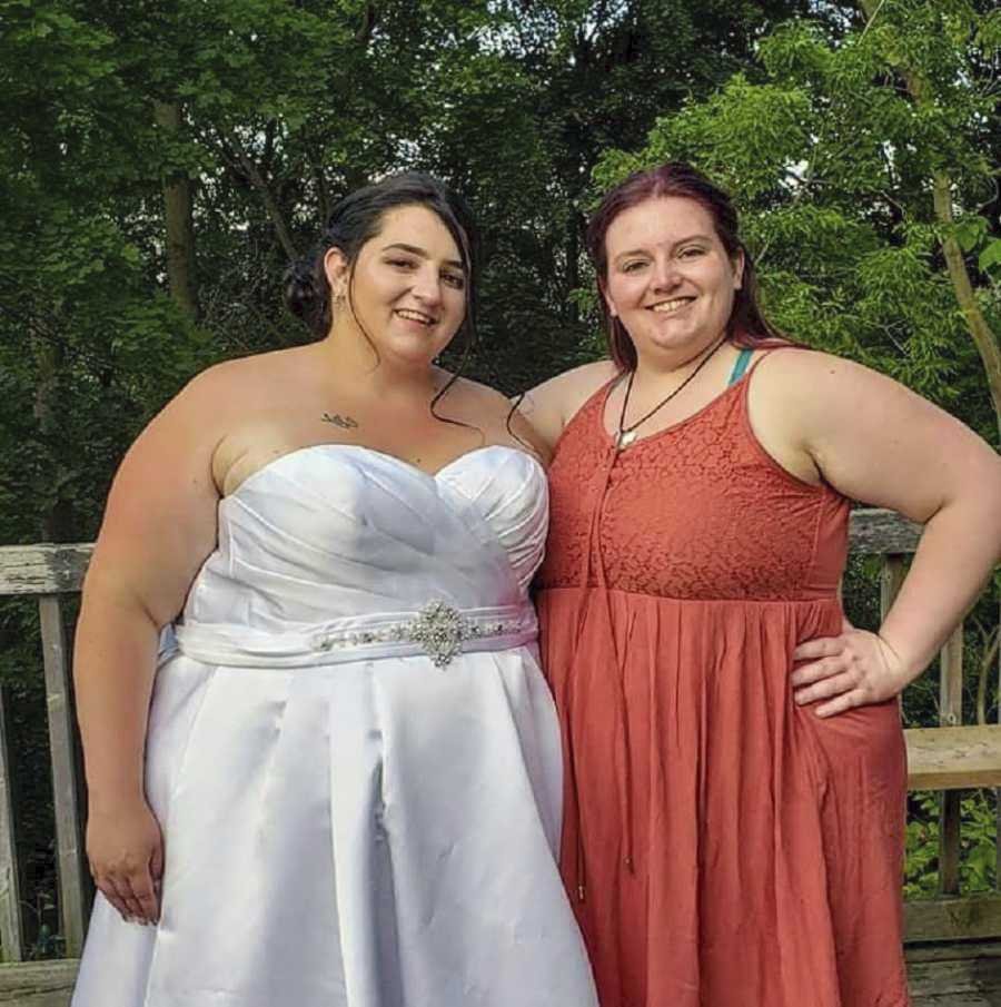 Jessica na svatbě své sestry.