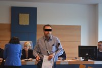 Nechutné zneužívání dětí před soudem ve Zlíně: Muž znásilnil vlastní dceru a dvě kamarádky