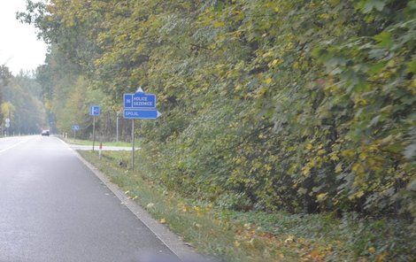 Řidič se spolujezdcem odvezli dívky za Pardubice směrem na Sezemice k lesní cestě, kde jedna vůz opustila.