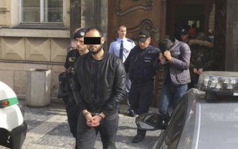 Policisté obvinili šest Alžířanů (20 až 24), kteří údajně v noci z neděle na pondělí znásilnili turistku (35) z Irska v hotelu v pražské Náprstkově ulici.