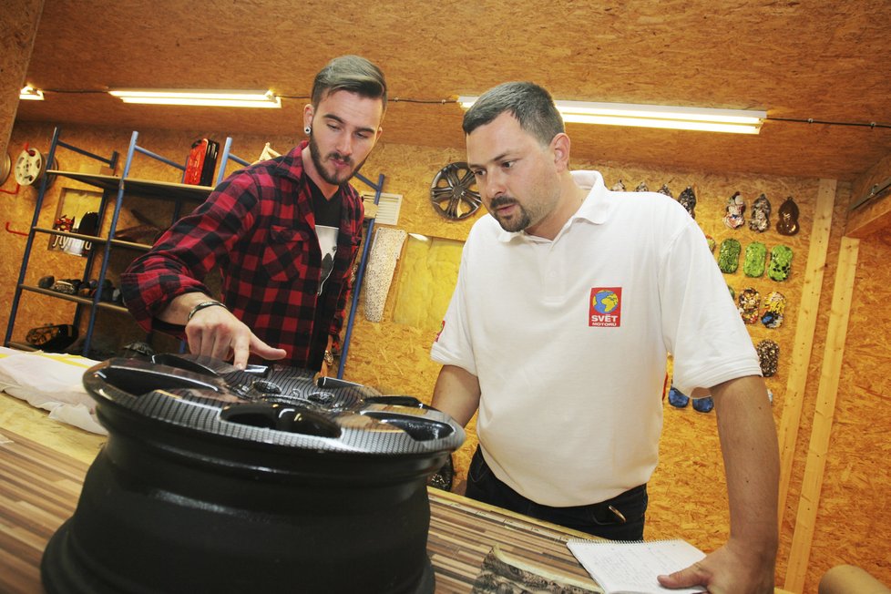 Tomáš Kraus ukazuje, jak byste ani zblízka nepoznali, že předmět potištěný motivem karbonu z něj opravdu není vyrobený