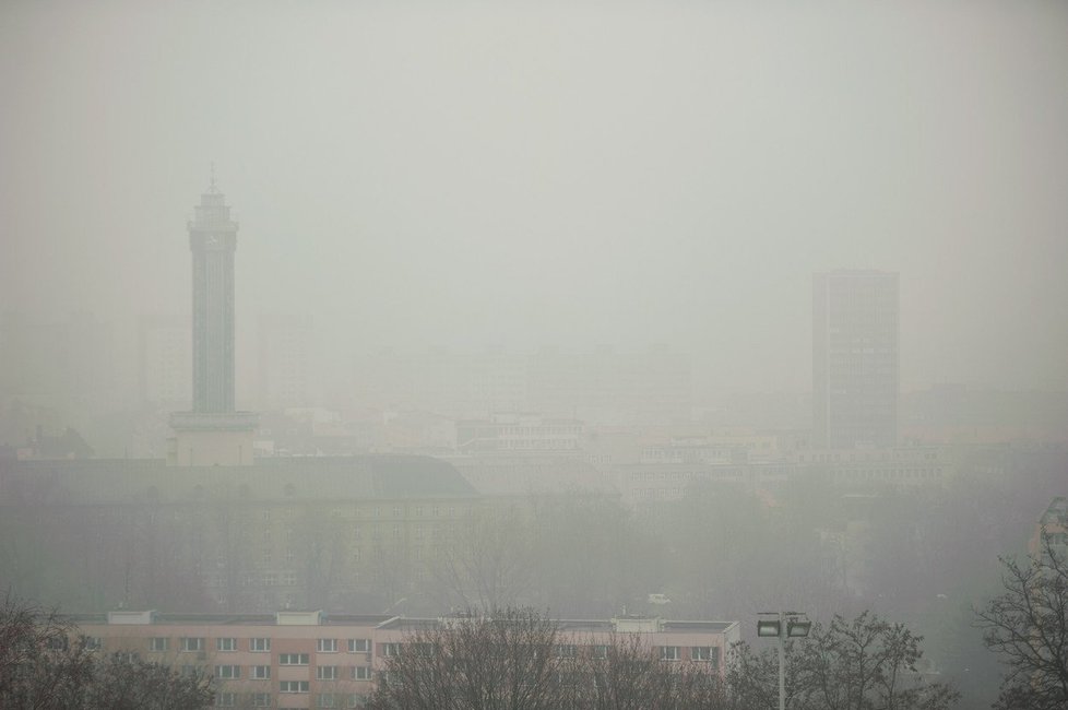 Ostrava zahalená smogem