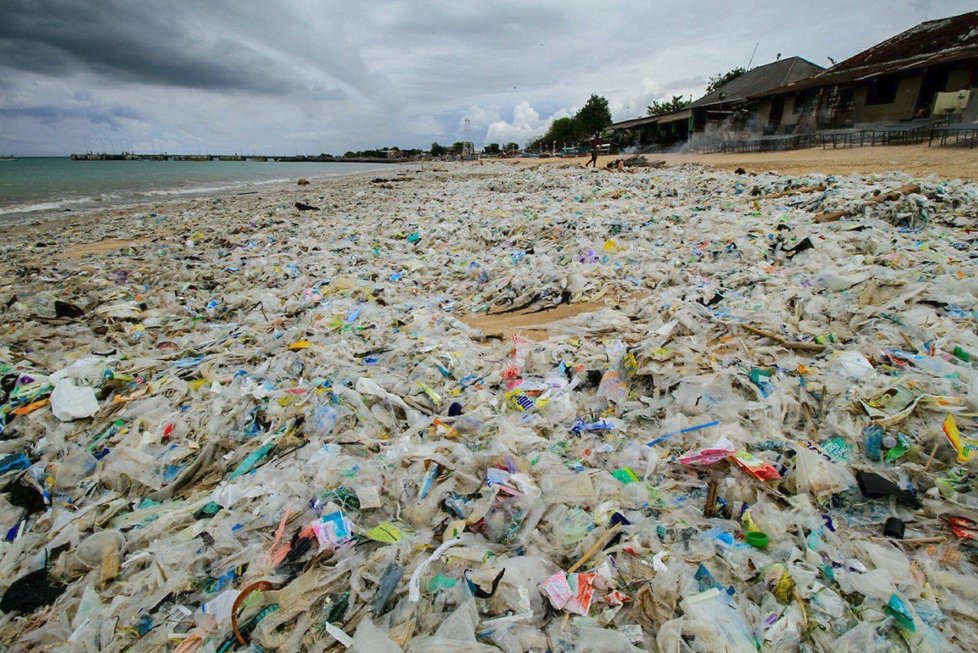 Znečištěné pláže na Bali.